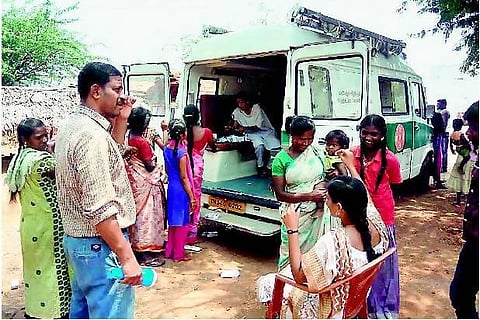 `தி இந்து’ செய்தி எதிரொலி: மர்ம காய்ச்சல் பரவிய கிராமத்தில் மருத்துவ முகாம்