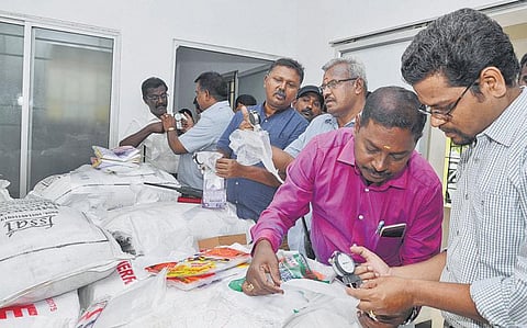 கோவையில் 5 டன் பாலித்தீன் பைகள் பறிமுதல்: மாநகராட்சி அதிகாரிகள் அதிரடி நடவடிக்கை
