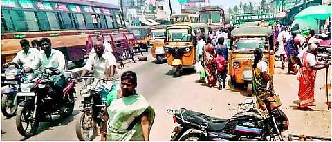திருப்பத்தூருக்கு போக்குவரத்து காவல் ஆய்வாளர் இல்லை - பர்மிட் இல்லாத ஆட்டோக்களால் போக்குவரத்து நெரிசல்: நடவடிக்கை எடுப்பதாக அதிகாரிகள் உறுதி