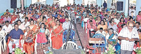 ஒரே குடும்பத்தைச் சேர்ந்த 7 தலைமுறை சொந்தங்கள் சந்தித்து உறவாடிய விழா: தூத்துக்குடி அருகே மீண்டும் துளிர்த்த பந்தம்
