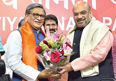 காங்கிரஸ் கட்சியில் இருந்து விலகிய எஸ்.எம்.கிருஷ்ணா பாஜகவில் இணைந்தார்