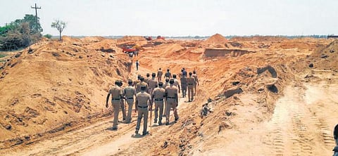 வாலாஜா பாலாற்றின் கரையோரங்களில் மணல் கடத்தலுக்கு உதவிய விவசாயிகளுக்கு நோட்டீஸ்: கனிம வளத் துறை மூலம் அபராதம் விதிக்க நடவடிக்கை