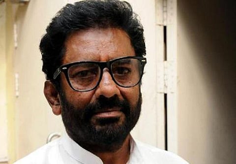விமானப் பயணத் தடை எதிரொலி: ரயிலில் பயணம் செய்தார் சிவசேனா எம்.பி.