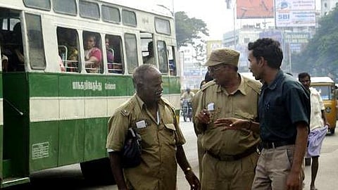 பழுதாகும் கையடக்க கருவிகள்: துளையிடும் பயணச்சீட்டுக்கு மாறும் அரசுப் போக்குவரத்து கழகங்கள்