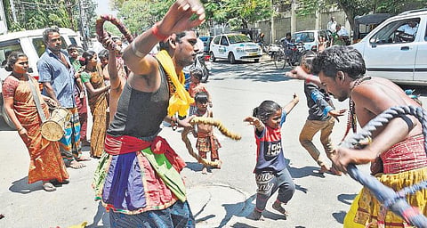 வீட்டுமனைப் பட்டா கோரி சாட்டையால் அடித்துக்கொண்டு போராட்டம்