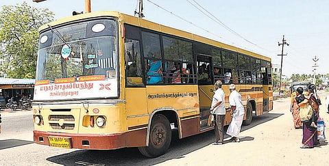 பஸ் நிலையம் இல்லாத திருப்பரங்குன்றம்: சாலையில் கொளுத்தும் வெயிலில் வாடும் மக்கள்
