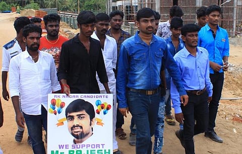 ஆர்.கே.நகர் தொகுதியில் போட்டியிடும் ஐ.டி இளைஞர்: ராமேசுவரம் கலாம் நினைவிடத்தில் பிரச்சாரம் தொடக்கம்