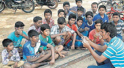 குடிசைப் பகுதி குழந்தைகளுக்காக விடுமுறை நாட்களில் கற்பித்தல் பணி: மதுரை இளைஞர்களின் சேவை
