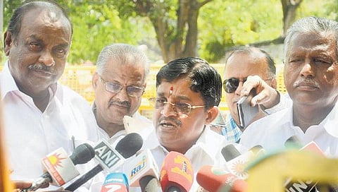 ஆர்.கே.நகரில் மத்திய பார்வையாளரை நியமிக்க வேண்டும்: தேர்தல் ஆணையத்திடம் ஓபிஎஸ் அணி கோரிக்கை