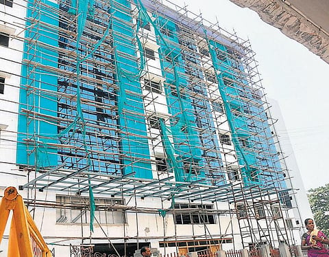 போதிய படுக்கை வசதியில்லாமல் கர்ப்பிணிகள், குழந்தைகள் தவிப்பு: முதல்வருக்காக காத்திருக்கும் ரூ.40 கோடியில் கட்டப்பட்ட சீமாங் கட்டிடம்