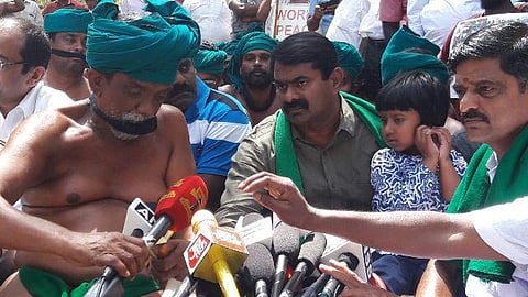 வாயில் கறுப்புத்துணி கட்டி டெல்லியில் தமிழக விவசாயிகள் 17-வது நாளாக போராட்டம்