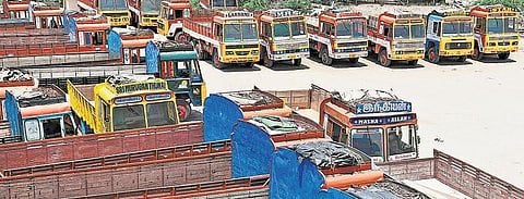 கோவை மாவட்டத்தில் 4500 லாரிகள் வேலைநிறுத்தம்: ரூ.100 கோடி வர்த்தகம் பாதிப்பு