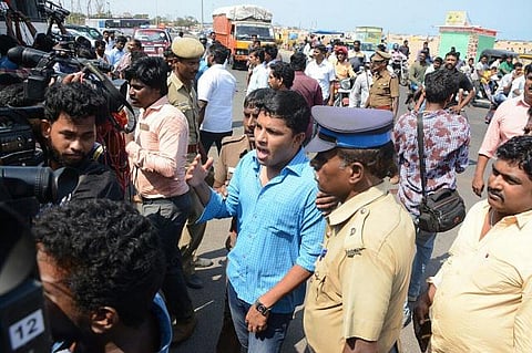 விவசாயிகளுக்கு ஆதரவாக மெரினா கடலில் இறங்கி போராடிய 29 இளைஞர்கள் மீது வழக்கு பதிவு