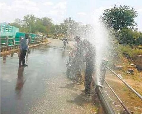 தேனி குள்ளப்புரம் அருகே வைகை கூட்டுக் குடிநீர் திட்ட குழாய் உடைந்து வீணாகும் தண்ணீர்: பொதுப்பணித் துறையினர் சீரமைக்க வலியுறுத்தல்