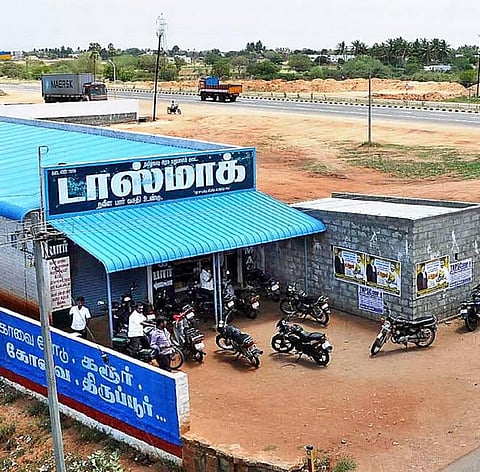 காலஅவகாசம் வழங்க மறுப்பு: தேசிய, மாநில நெடுஞ்சாலையில் மதுக் கடைகளை உடனே மூட உச்ச நீதிமன்றம் உத்தரவு