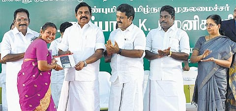 பழைய குடும்ப அட்டைக்கு பதிலாக வழங்கப்படும் ஸ்மார்ட் கார்டு திட்டம் தொடங்கியது: ரேஷன் திட்டம் தொடர்ந்து செயல்படுத்தப்படும் என முதல்வர் உறுதி