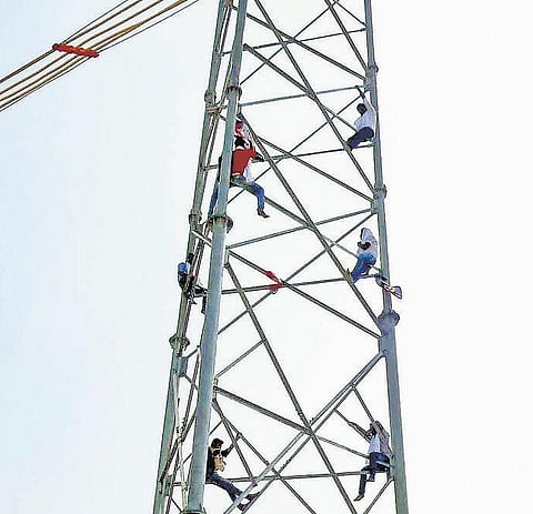 கோவில்பட்டி அருகே செல்பேசி கோபுரம் மீது ஏறி இளைஞர்கள் போராட்டம்