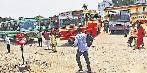 இடிக்கப்பட்டு 3 ஆண்டுகளாகியும் புதுப்பிக்கப்படாத வெளியூர் பேருந்து நிலையம்: பரிதவிக்கும் பயணிகள்