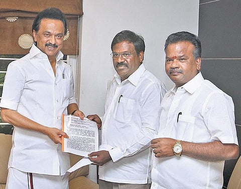மதுக்கடைக்காக சாலைகள் பெயர் மாற்றுவதை தடுக்க வேண்டும்: ஸ்டாலின், ஓபிஎஸ் உள்ளிட்ட தலைவர்களுக்கு ராமதாஸ் கடிதம்- வழக்கறிஞர் கே.பாலு நேரில் வழங்கினார்