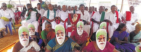 தஞ்சையில் 10-ம் நாளாக காத்திருப்பு போராட்டம்: நம்மாழ்வார் முகமூடி அணிந்து விவசாயிகள் உறுதிமொழி ஏற்பு