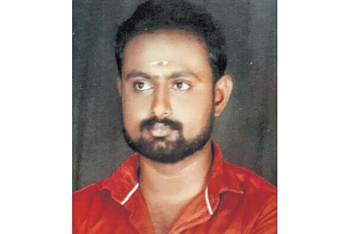 ஜெயலலிதாவின் மகன் என்று போலி ஆவணம் தயாரித்த ஈரோடு இளைஞர் கைது: உயர் நீதிமன்ற உத்தரவால் நடவடிக்கை