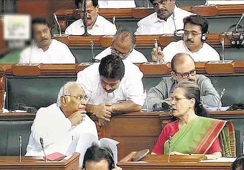 கல்வி உரிமை சட்டத்தில் திருத்தம்: ஆசிரியர் பயிற்சிக்கு அவகாசம் நீட்டிப்பு - நாடாளுமன்றத்தில் புதிய மசோதா தாக்கல்