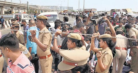 விவசாயிகளுக்கு ஆதரவாக கிண்டி கத்திப்பாரா மேம்பாலத்தை சங்கிலியால் பூட்டி போராட்டம்; 6 பேர் கைது - போக்குவரத்து ஸ்தம்பித்தது; பொதுமக்கள் அவதி