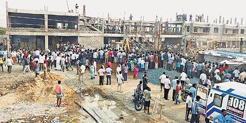 காட்பாடி அருகே கட்டுமான பணியின்போது பள்ளி கட்டிடம் சரிந்து ஒருவர் பலி, 12 பேர் காயம்