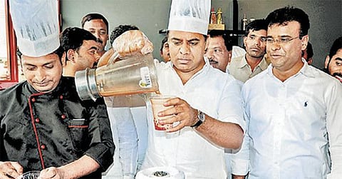 கட்சி நிதிக்காக ஐஸ்கிரீம், தேநீர் விற்ற அமைச்சர்