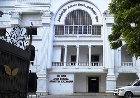 ஓபிஎஸ் - எடப்பாடி அணிகள் இணைகிறதா? - அமைச்சர்கள் அவசர ஆலோசனை