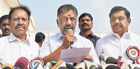 அதிமுகவில் இருந்து ஒதுங்கினார் டிடிவி தினகரன்: பேச்சுவார்த்தைக்கு தயாராகும் ஓபிஎஸ் - பழனிசாமி - கட்சிப் பொறுப்புகள், அமைச்சரவை குறித்து விரைவில் முடிவு