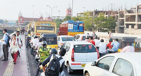சென்ட்ரல் ரயில் நிலையம் எதிரில் தொடரும் போக்குவரத்து நெரிசல்: அக்கறை காட்டாத போக்குவரத்து காவல் அதிகாரிகள்