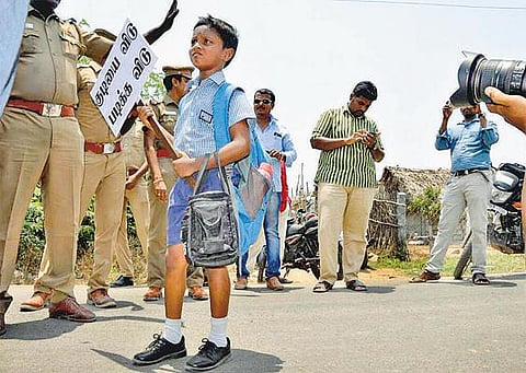படூரில் டாஸ்மாக் கடையை மூடக் கோரி பள்ளி சீருடையில் 7 வயது சிறுவன் போராட்டம்