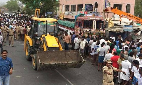 மணல் கொள்ளைக்கு எதிராக தர்ணா நடத்தியபோது விபரீதம்: ஆந்திராவில் மக்கள் கூட்டத்துக்குள் லாரி புகுந்து 20 பேர் பலி; 15 பேர் படுகாயம்