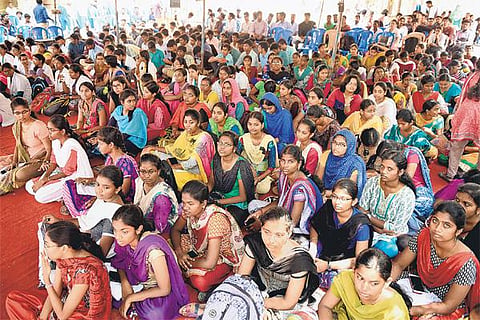 இடஒதுக்கீட்டை வலியுறுத்தி 4-வது நாளாக தொடரும்: டாக்டர்களின் போராட்டத்தால் நோயாளிகள் பாதிப்பு - நாளை விடுப்பு எடுத்து போராட முடிவு