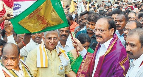 தாய், தாய்மொழி, தாய்நாட்டை ஒருபோதும் மறக்கக் கூடாது: இளைஞர்களுக்கு வெங்கய்ய நாயுடு அறிவுரை