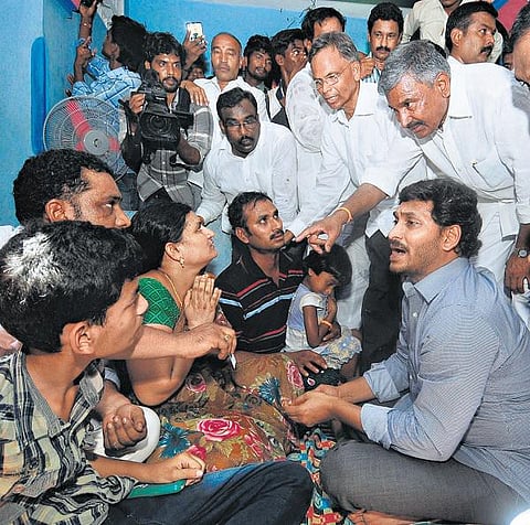 விபத்தில் பலியானோரின் குடும்பத்தினருக்கு ஆறுதல் கூறச் சென்ற ஜெகன் மோகனுக்கு கிராம மக்கள் எதிர்ப்பு