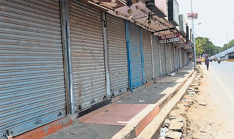 விவசாயிகளுக்கு ஆதரவாக கோயம்பேடு சந்தையில் கடைகள் அடைப்பு: கோடிக்கணக்கில் வருவாய் இழப்பு