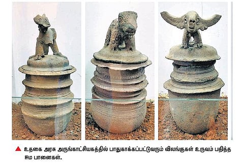 பெருங்கற்கால மக்கள், விலங்குகள் உருவங்களுடன் நீலகிரியில் கண்டெடுக்கப்பட்ட ஈம பானைகள்