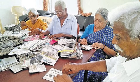 காகிதப்பை தயாரிப்பில் மூத்த குடிமக்கள்: தள்ளாத வயதிலும் சளைக்காத சூழலியல் ஆர்வம்