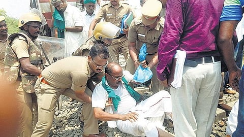 ரயில் மறியல் போராட்டத்தில் விவசாயிகள்- போலீஸார் இடையே தள்ளுமுள்ளு: பி.ஆர்.பாண்டியன் உட்பட 4 பேர் காயம்