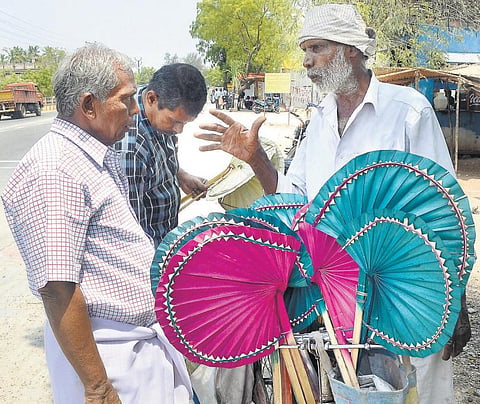 சுட்டெரிக்கும் வெயிலில் சூடுபறக்கும் விற்பனை: பனை ஓலை விசிறிக்கு மவுசு அதிகரிப்பு