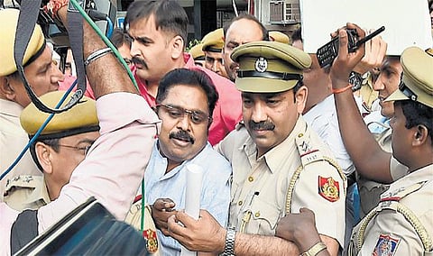 இரட்டை இலை சின்னம் பெற லஞ்சம் கொடுத்த வழக்கில் கைதான டிடிவி தினகரனுக்கு 5 நாள் போலீஸ் காவல்: சென்னை, கொச்சிக்கு அழைத்துச் சென்று விசாரிக்க முடிவு