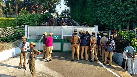 ஜெயலலிதாவின் கோடநாடு எஸ்டேட் காவலாளி கொலையில் சக காவலாளியிடம் தொடர்ந்து விசாரணை: தனிப்படை போலீஸ் சென்னை விரைவு