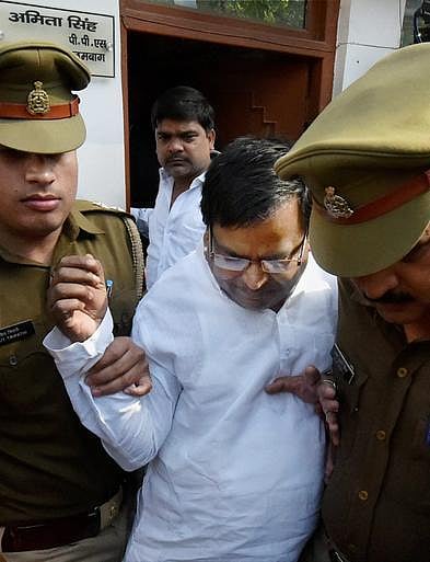 காயத்ரி பிரஜாபதிக்கு வழங்கப்பட்ட ஜாமீனுக்கு உயர் நீதிமன்றம் தடை