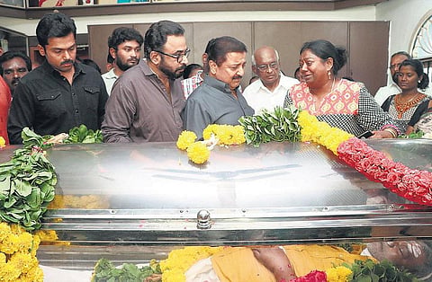 வினுசக்ரவர்த்தியின் உடலுக்கு திரையுலகினர் அஞ்சலி