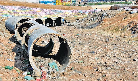 வைகையில் அழகர் இறங்க புதிய தற்காலிக தரைப்பாலம்: ஆற்றில் தண்ணீர் நிரப்ப சிறப்பு ஏற்பாடு