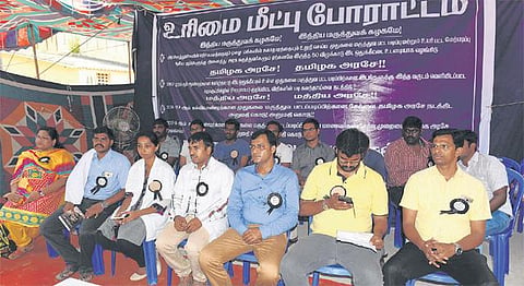 50 சதவீத இடஒதுக்கீடு கோரி அரசு டாக்டர்கள் ரத்தம் சிந்தி போராட்டம்