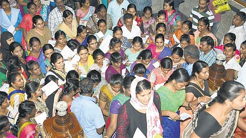 இடைநிலை ஆசிரியர்களுக்கான தகுதித் தேர்வை தமிழகம் முழுவதும் 2.25 லட்சம் பேர் எழுதினர்: பட்டதாரி ஆசிரியர் தகுதித் தேர்வு இன்று நடக்கிறது