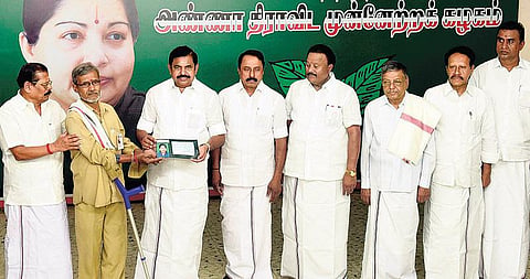 அண்ணா தொழிற்சங்கத்தை சேர்ந்த 103 தொழிலாளர்களுக்கு நிதியுதவி: முதல்வர் பழனிசாமி வழங்கினார்